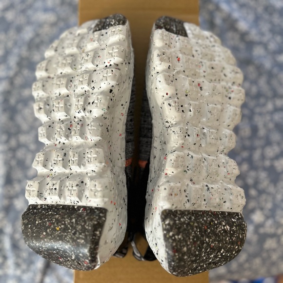 Nike Space Hippies women’s size 8, Men’s size 6.5 Back and Grey sneakers - Picture 4 of 5